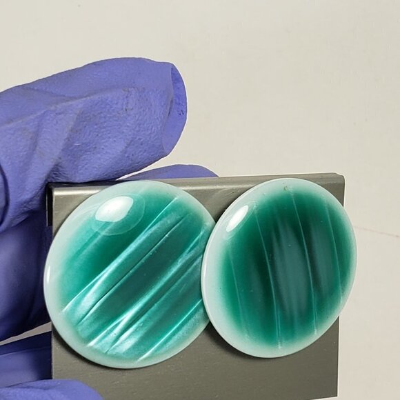 Women's Stunning Circle Green Stud Earrings - Eye-Catching and Elegant - Picture 7 of 7